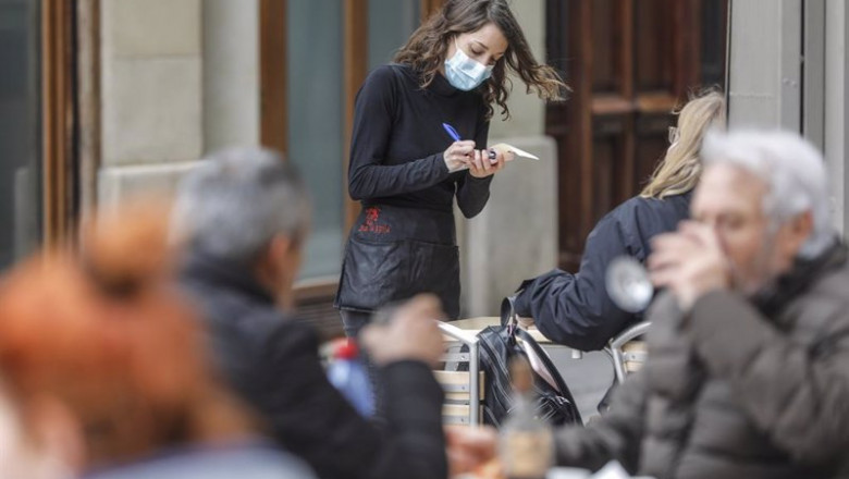 Archivo - Una camarera atiende a varios clientes en una terraza en Valencia | Rober Solsona - Europa Press - Archivo ep archivo una camarera atiende a varios clientes en una terraza en valencia