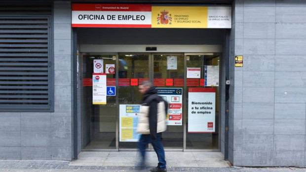 ep archivo   una persona pasa al lado de una oficina de empleo