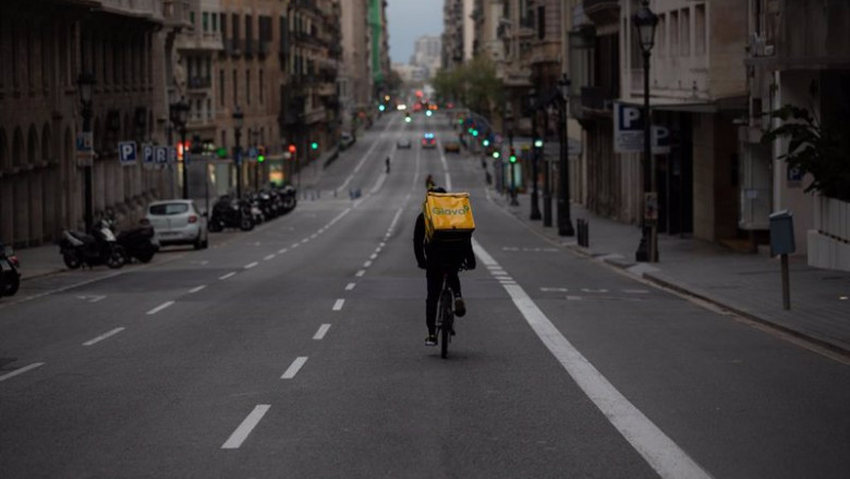 Un trabajador de Glovo en bicicleta por una calle desierta de Barcelona | David Zorrakino - Europa Press - Archivo ep catalunya espana a