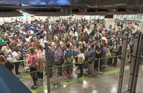 ep colas en el control de pasaportes en el aeropuerto de barajas