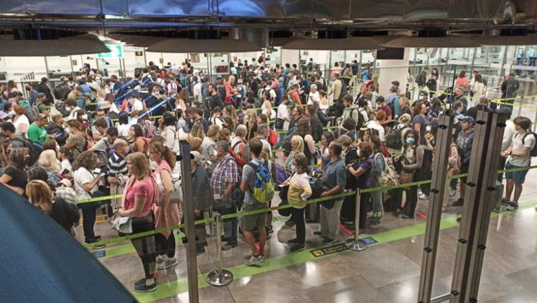 ep colas en el control de pasaportes en el aeropuerto de barajas