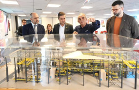 ep de izquerda a derecha jesus izcue y mikel jauregi escuchan explicaciones sobre las inversiones de