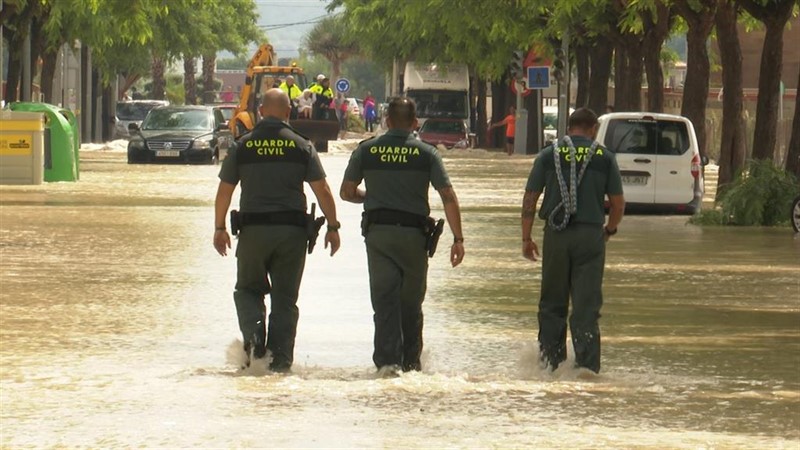 ep efectivos de la guardia civil realizan rescates en redovan