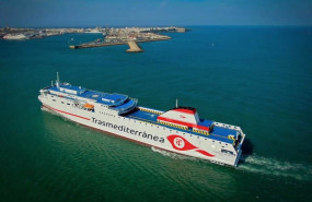ep el buque de transmediterranea ciudad de valencia llegando a cadiz