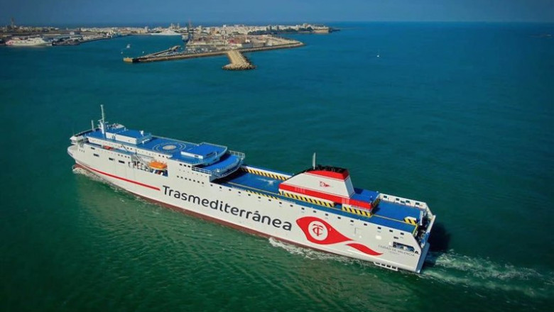 ep el buque de transmediterranea ciudad de valencia llegando a cadiz