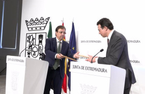 ep el presidente de la junta de extremadura guillermo fernandez vara firma junto al consejero ep el presidente de la junta de extremadura guillermo fernandez vara firma junto al consejero