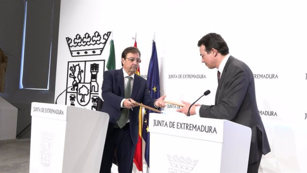 ep el presidente de la junta de extremadura guillermo fernandez vara firma junto al consejero