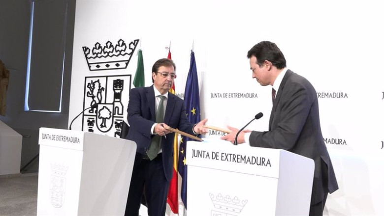 ep el presidente de la junta de extremadura guillermo fernandez vara firma junto al consejero ep el presidente de la junta de extremadura guillermo fernandez vara firma junto al consejero