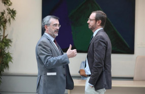 ep el presidente del senado manuel cruz charla con el portavoz del pp en la camara alta javier