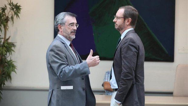 ep el presidente del senado manuel cruz charla con el portavoz del pp en la camara alta javier