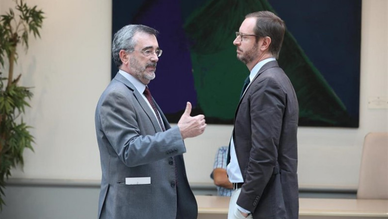 ep el presidente del senado manuel cruz charla con el portavoz del pp en la camara alta javier