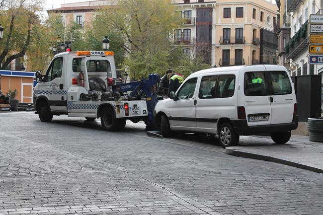 GRÚA, MULTA, POLICÍA, COCHE MAL APARCADO | EUROPA PRESS ep grua multa policia coche mal aparcado