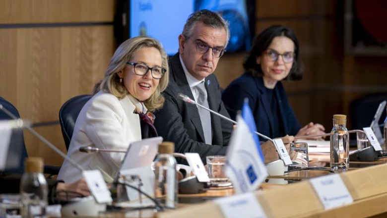 (I-D) La presidenta del Grupo BEI, Nadia Calviño, Marco Martínez, del Fondo Europeo de Inversiones, y María Serrano, del Banco Europeo de Inversiones, durante una rueda de prensa, en la sede de la Comisión Europea en Madrid, a 9 de febrero de 2026, en Mad | Alberto Ortega - Europa Press ep i d la presidenta del grupo bei nadia calvino marco martinez del fondo europeo de inversiones y