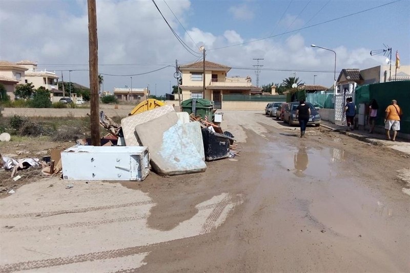 ep imagen de la tirada de enseres afectados por la gota fria en zonas de cartagena