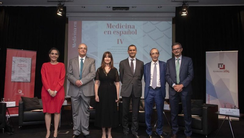 Izq a dcha: Marián García; Fernando A. Navarro; Carmen Pastor Villalba, directora académica del Instituto Cervantes; Nabil Daoud, presidente de la Fundación Lilly; José Ramón Zárate, subdirector de Diario Médico; y José Antonio Sacristán | FUNDACIÓN LILLY ep izq a dcha marian garcia fernando a navarro carmen pastor villalba directora academica del