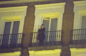 ep jimena coronado la mujer de joaquin sabina aplaude en apoyo a los sanitarios desde el balcon de