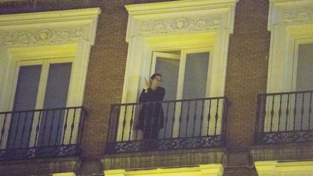 ep jimena coronado la mujer de joaquin sabina aplaude en apoyo a los sanitarios desde el balcon de