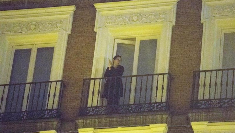 ep jimena coronado la mujer de joaquin sabina aplaude en apoyo a los sanitarios desde el balcon de