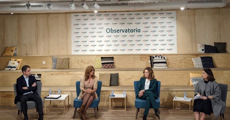La directora general de Inverco, Elisa Ricón; la vicepresidenta de la Asociación de Trabajadores Autónomos (ATA), Celia Ferrero, y el vocal de WealthTech de Aefi, Asier Uribeechevarría, en la jornada de Caser. | CASER ep la directora general de inverco elisa ricon la vicepresidenta de la asociacion de trabajadores