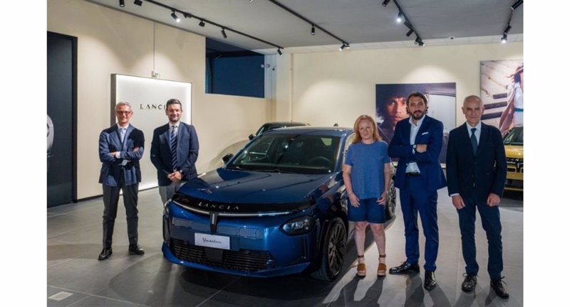 ep lancia entrega en italia la primera unidad de su nuevo modelo ypsilon en la edicion limitata ep lancia entrega en italia la primera unidad de su nuevo modelo ypsilon en la edicion limitata