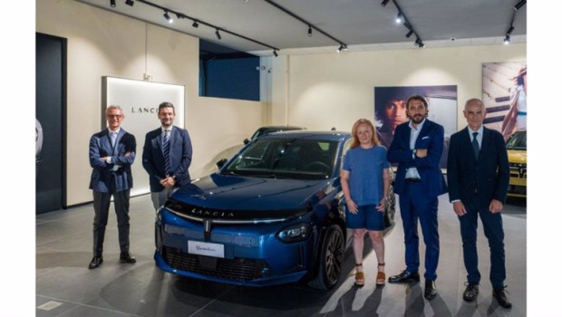 ep lancia entrega en italia la primera unidad de su nuevo modelo ypsilon en la edicion limitata