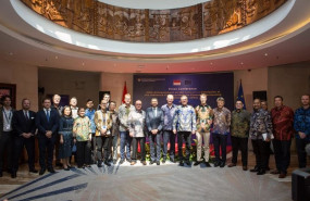ep los negociadores comerciales de la ue e indonesia posan tras cerrar un acuerdo de libre comercio