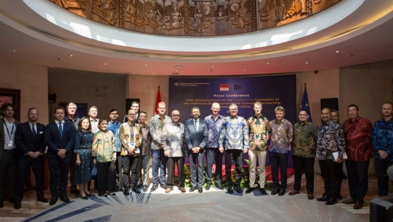 ep los negociadores comerciales de la ue e indonesia posan tras cerrar un acuerdo de libre comercio
