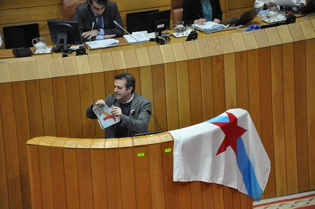 ep luis bara rompe fotosreyuna sesion plenariaparlamentogalicia