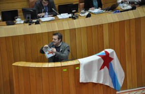 ep luis bara rompe fotosreyuna sesion plenariaparlamentogalicia