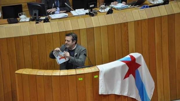 ep luis bara rompe fotosreyuna sesion plenariaparlamentogalicia
