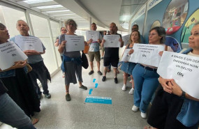 ep miembros de la cig protestan en la sede de la conselleria de sanidade