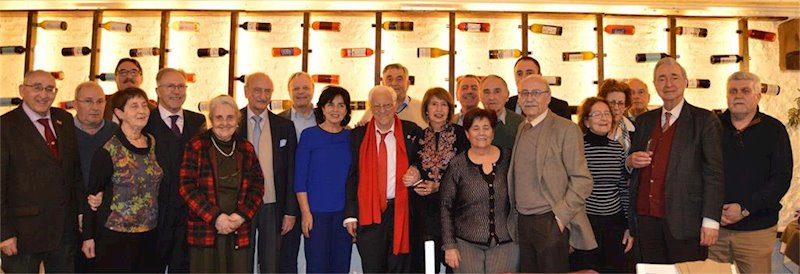 ep miembros de la organizacion celebran el 20 aniversario