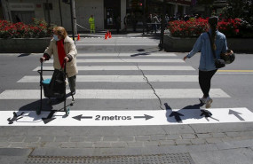 ep nuevas senalizaciones en las calles de granada al entrar en la fase 1 de la desescalada frente al