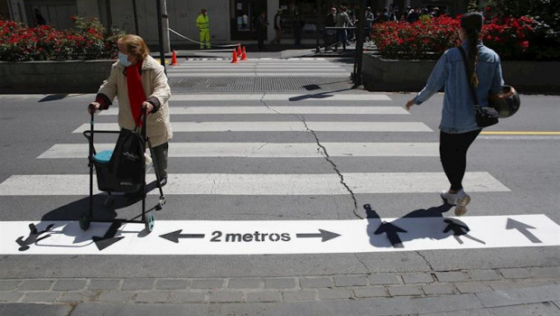 ep nuevas senalizaciones en las calles de granada al entrar en la fase 1 de la desescalada frente al