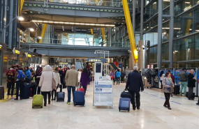 ep turistas haciendo colaaeropuertobarajas 20190404184902