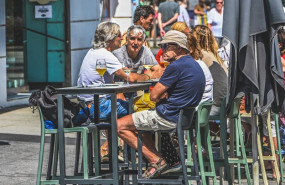 ep turistas tomando algo en una terraza en santander cantabria