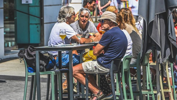 ep turistas tomando algo en una terraza en santander cantabria