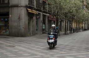ep un agente de la policia nacional patrulla en moto durante el estado de alarma provocado por el