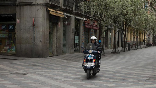 ep un agente de la policia nacional patrulla en moto durante el estado de alarma provocado por el