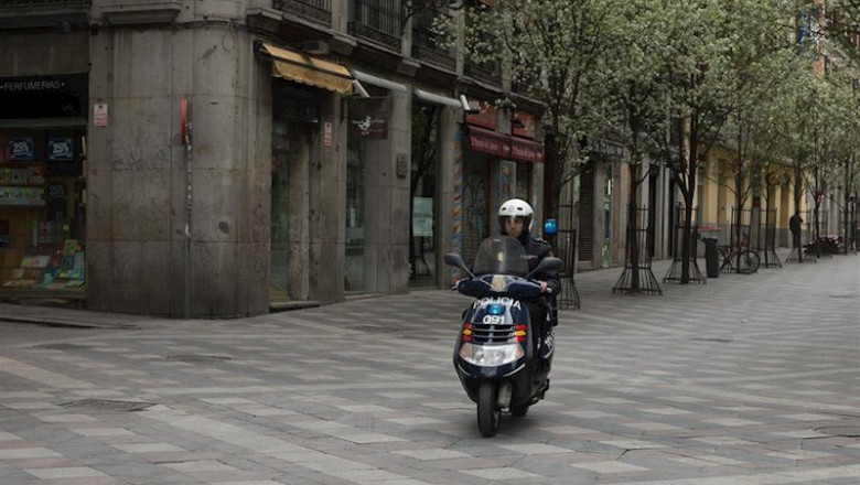 ep un agente de la policia nacional patrulla en moto durante el estado de alarma provocado por el ep un agente de la policia nacional patrulla en moto durante el estado de alarma provocado por el