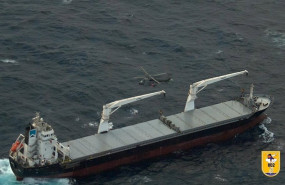 ep un helicoptero superpuma del ejercito del aire se aproxima al mercante donde viajan los diez