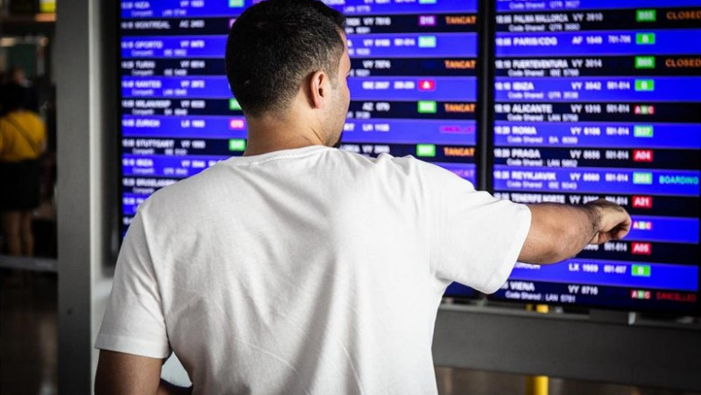 Un home mira el panell d'informació dels vols de Sortida de l'Aeroport 'Josep Tarradellas Barcelona-El Prat', durant la Vaga del personal de terra d'Iberia a Barcelona. | David Zorrakino - Europa Press ep un home mirapanell dinformacio dels volssortidalaeroport josep tarradellas barcelona-prat durantvagapersonalterra diberiabarcelona