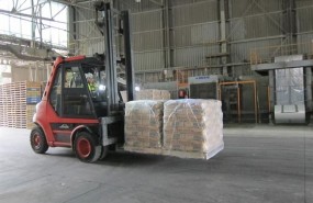 ep un trabajadorla factoriacosmoscordoba transporta sacoscemento