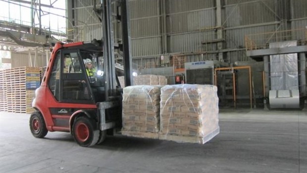 ep un trabajadorla factoriacosmoscordoba transporta sacoscemento