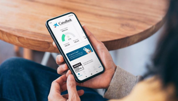 ep un usuario usa la aplicacion caixabank now en su movil ep un usuario usa la aplicacion caixabank now en su movil