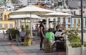 ep una camarera atendiendo a dos clientes