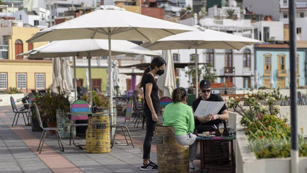 ep una camarera atendiendo a dos clientes