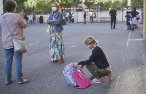 ep una nina con su familia en el colegio publico victor pradera da la bienvenida a los alumnos en el