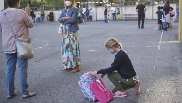 ep una nina con su familia en el colegio publico victor pradera da la bienvenida a los alumnos en el