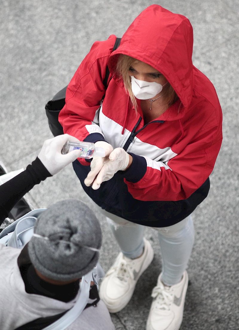 https://img6.s3wfg.com/web/img/images_uploaded/0/d/ep_una_pareja_protegida_con_mascarilla_en_plena_crisis_del_coronavirus_en_espana_en_madrid_espana_a.jpg